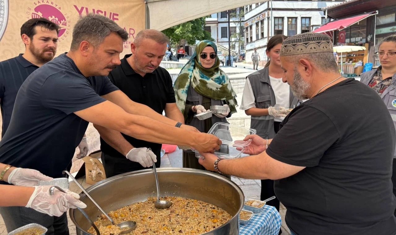 Sakarya’da binlerce kişi aşureyi tattı