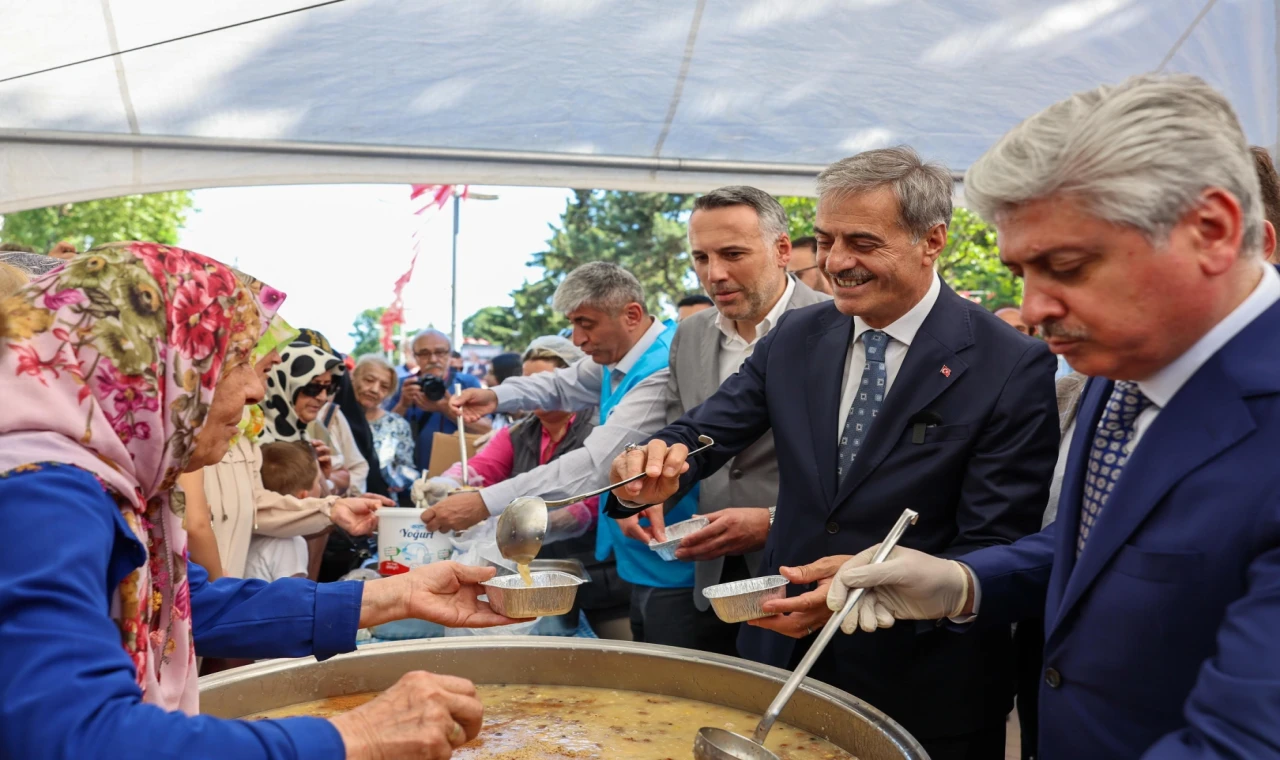 Sakarya’da bir günde 15 bin kişiye aşure ikramı