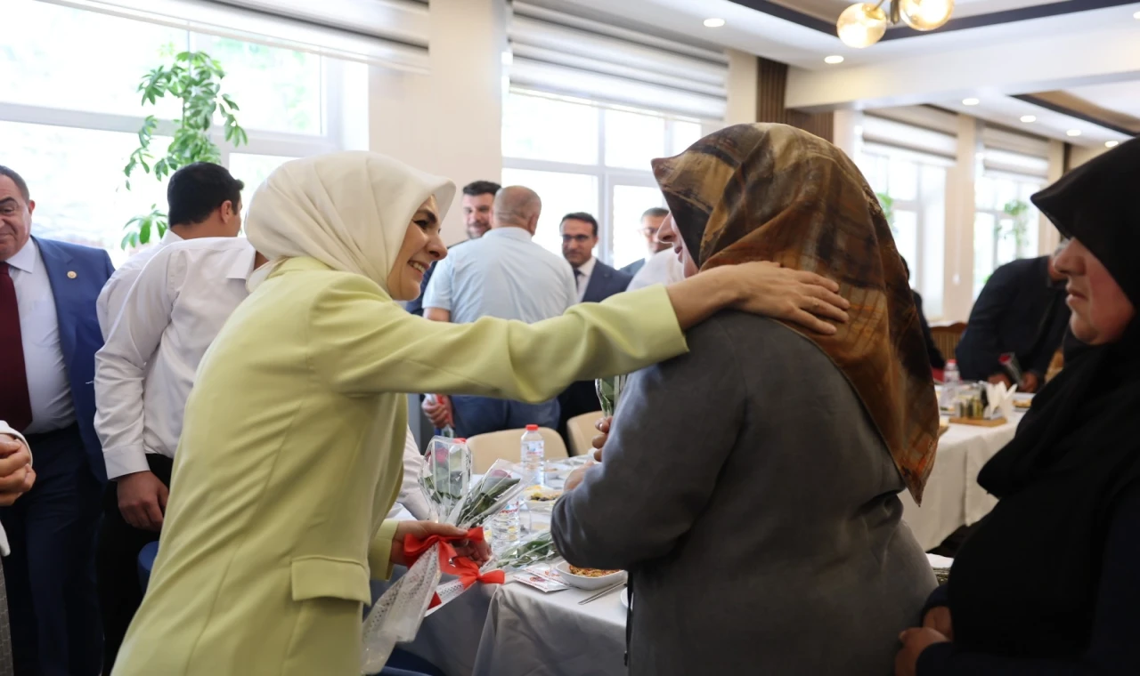 Şehit ailelerine ’Terörsüz Türkiye’yi Bakan Göktaş anlattı