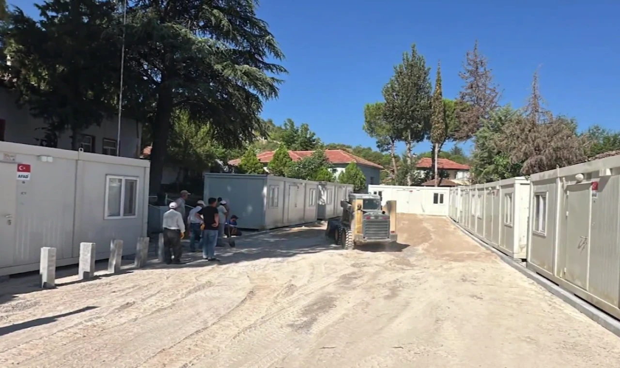 AFAD Sındırgı’ya 10 konteyner kurdu... Kurulumlar sürüyor