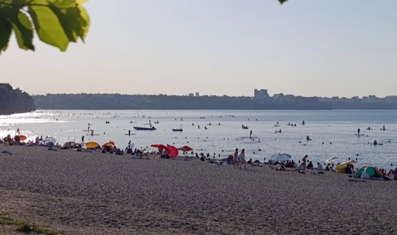 Antalya’da sıcaktan bunalanlar o plaja akın etti!