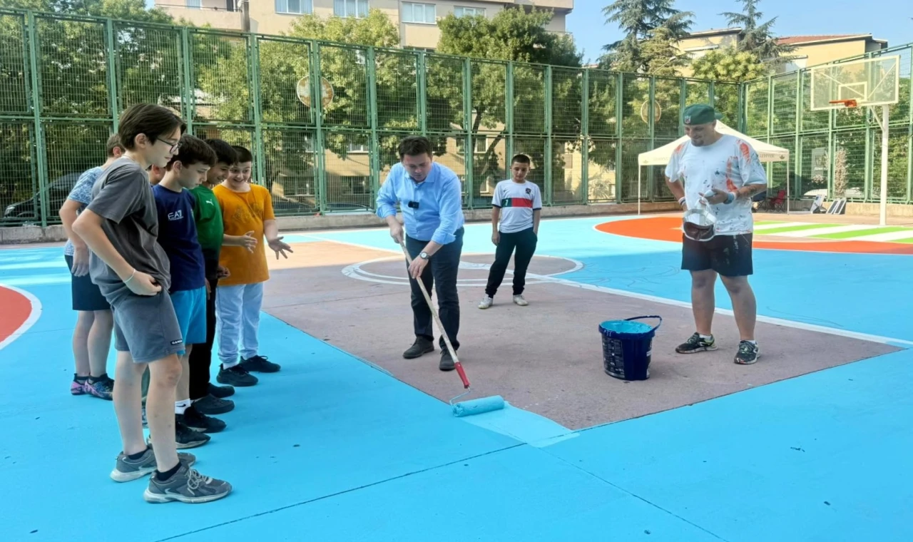 Bursa Osmangazi’de Başkan Aydın gençlerle basketbol sahası boyadı