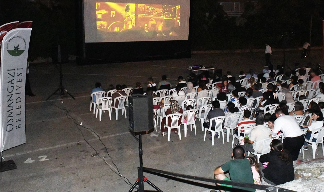 Bursa Osmangazi’de yaz akşamlarına sinema keyfi