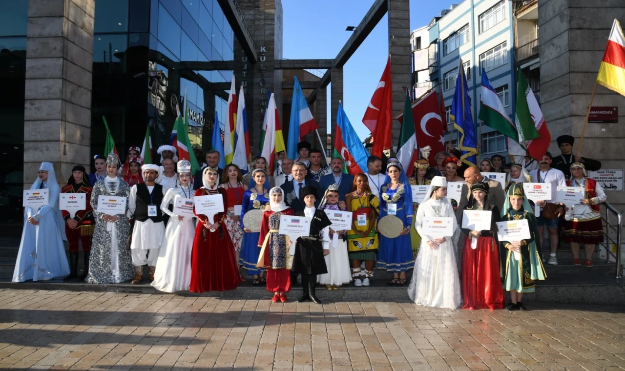 Dünya barışı için horon ile el ele