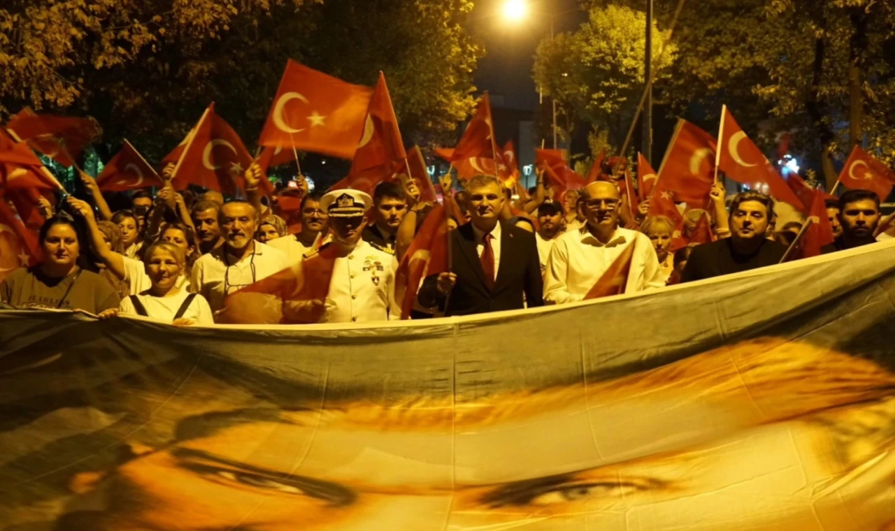 Fener alayı Gölcük’ü aydınlattı