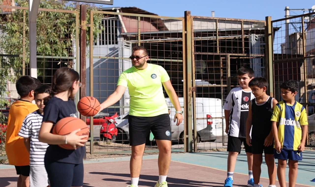 İzmir Karabağlar’da çocuklar ’yaz spor’larını sevdi
