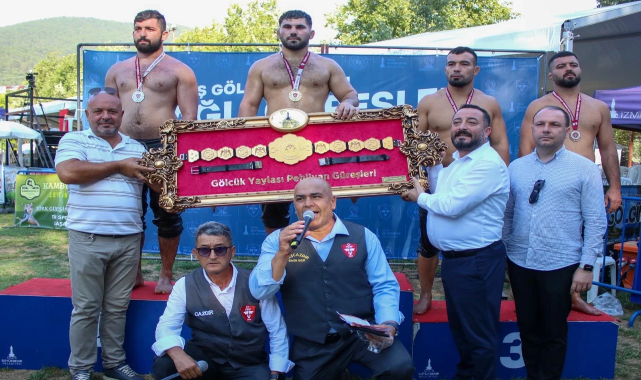 İzmir’in başpehlivanı belli oldu... Altın kemer sahibine teslim edildi