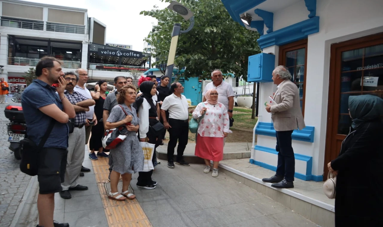 İzmit’te şair ve yazar dernekleri Edebiyat Sokağı’nda dinledi