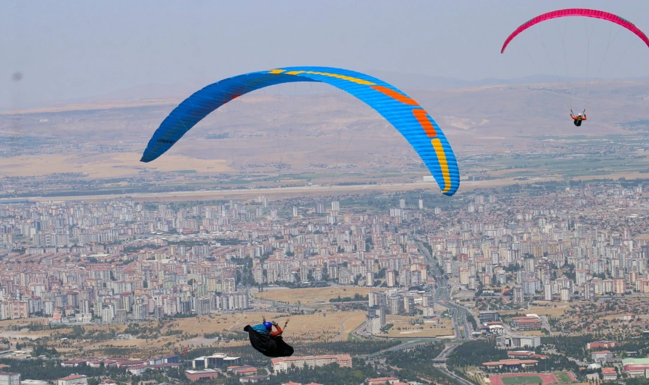 Kayseri’de yamaç paraşütçüleri kıyasıya yarıştı