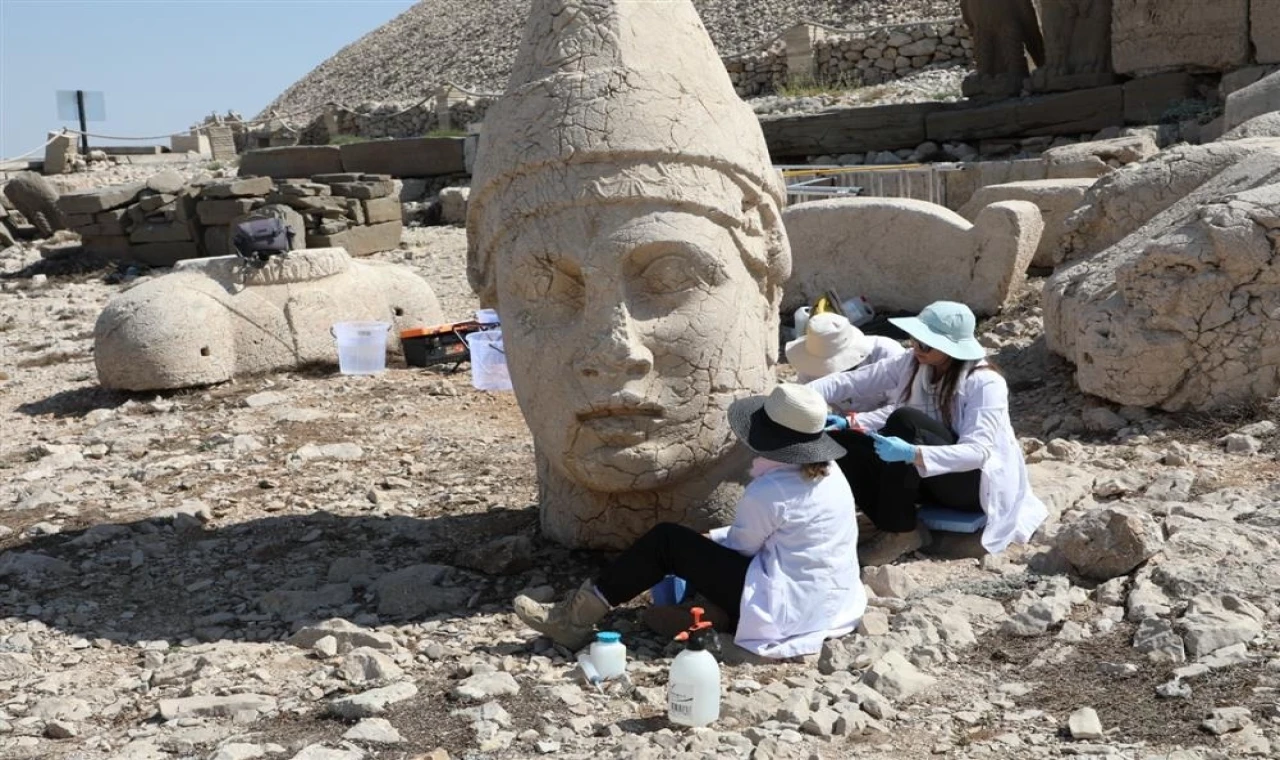 Nemrut’un dev heykellerine ’nano’ dokunuş
