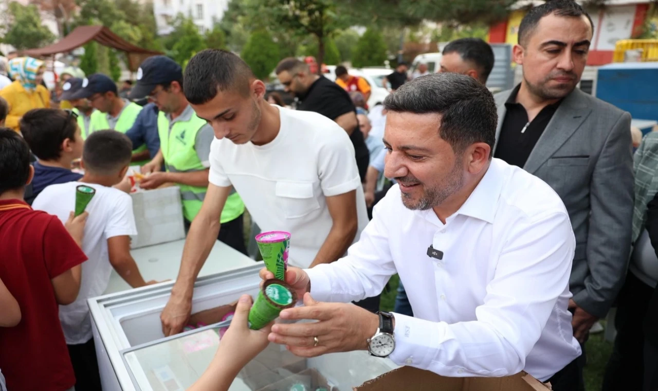 Rasim Arı’dan Nevşehirli çocuklara limonata ve dondurma