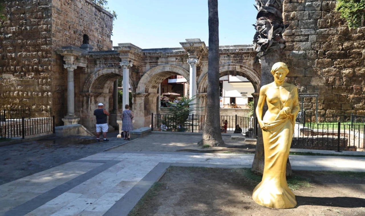 Antalya’da ’Venüs’ heykelleri kenti süslemeye başladı