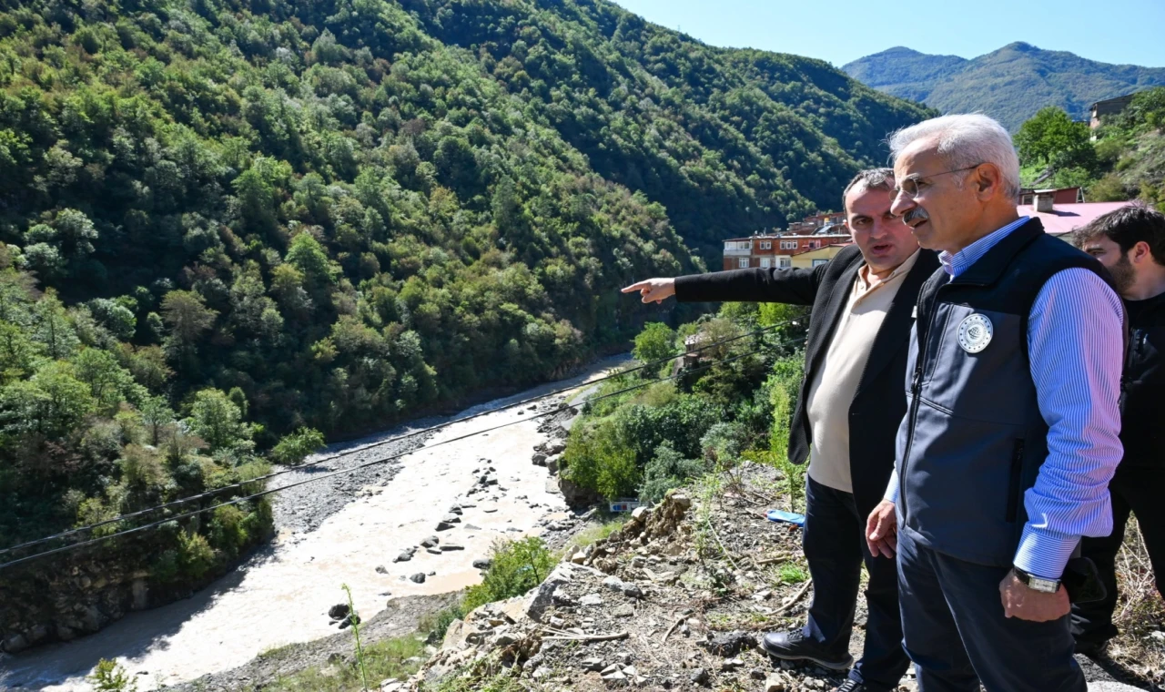 Bakan Uraloğlu Artvin’de... Sel ve heyelan hasarlarını inceledi