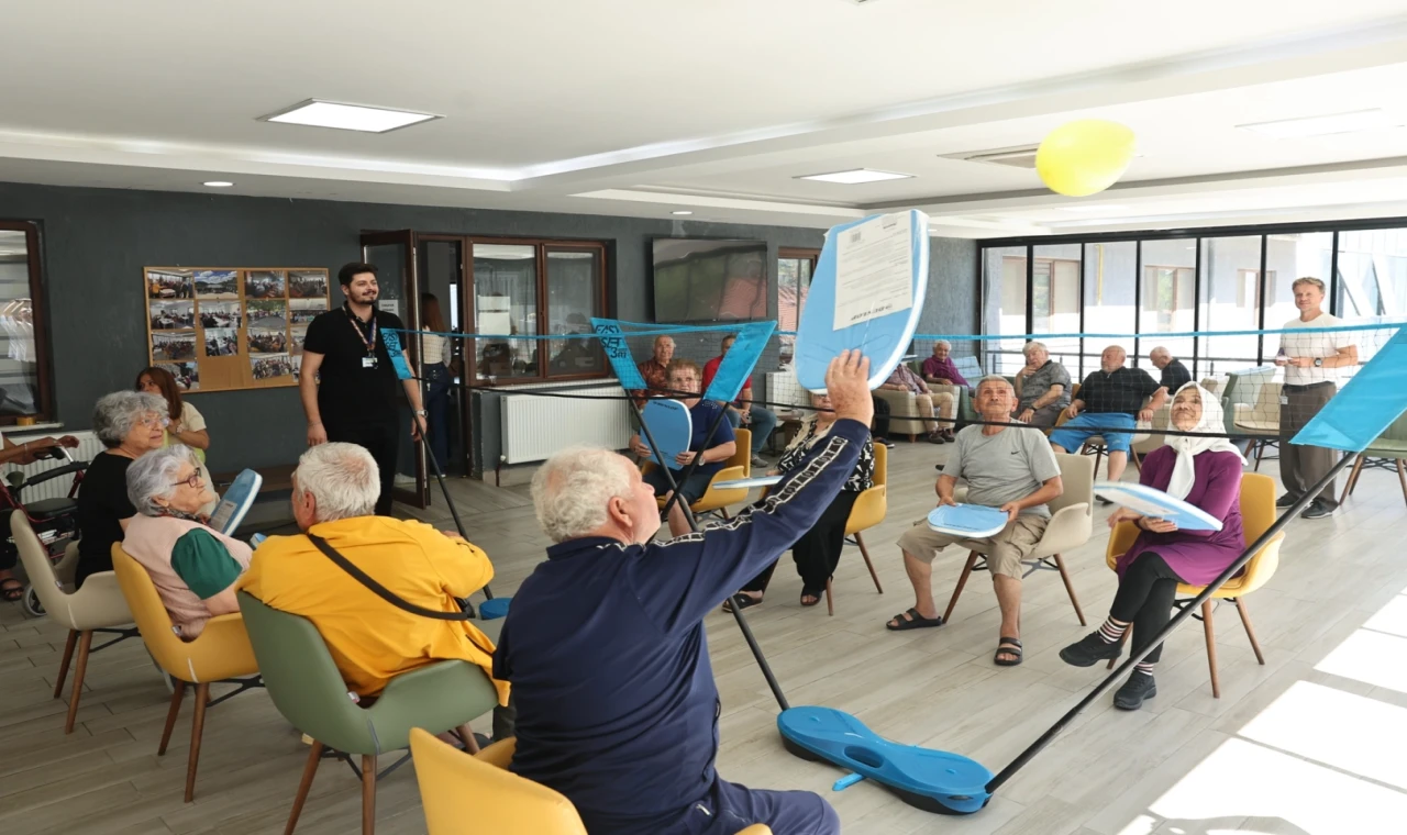 Bursa Nilüfer’de huzurevi sakinleri “Balon Voleybolu” ile eğlendi