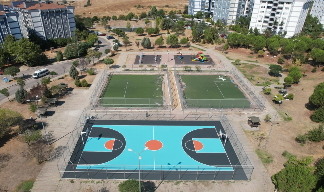 Çayırova’daki Gençlik Parkı’nın sahalarına yenileme