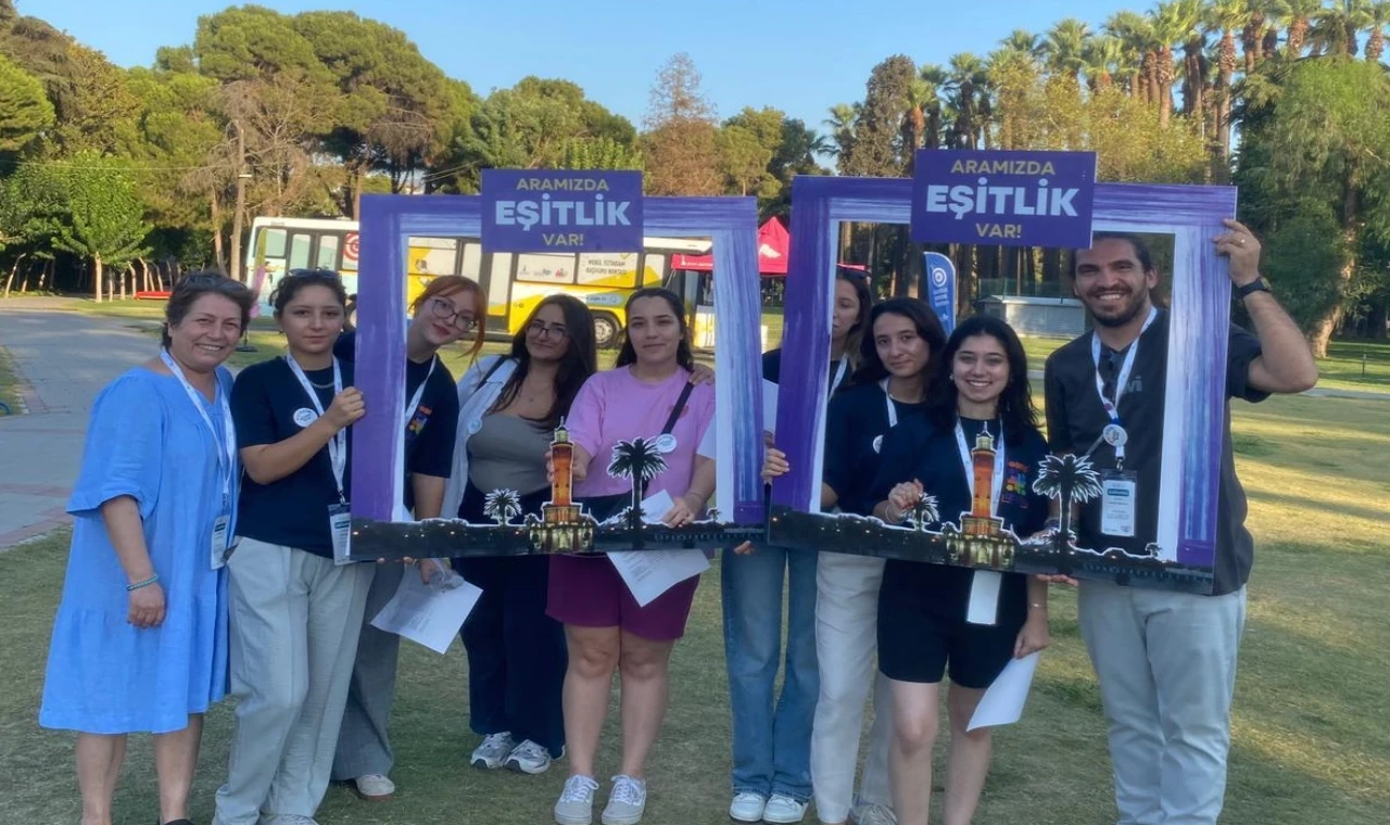 Çocuklar, gençler ve kadınlar İEF’nin tadını çıkarıyor 