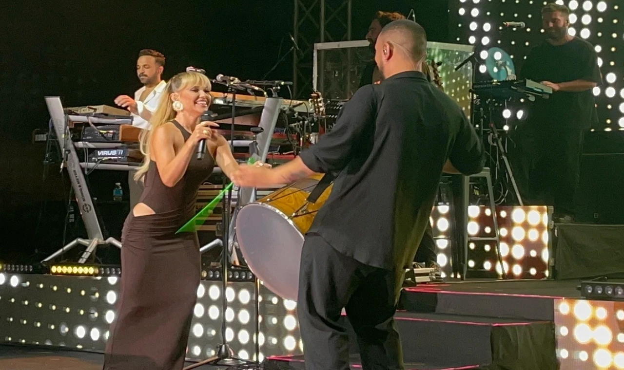Derya Uluğ şarkısını ’milli’lere ithaf etti