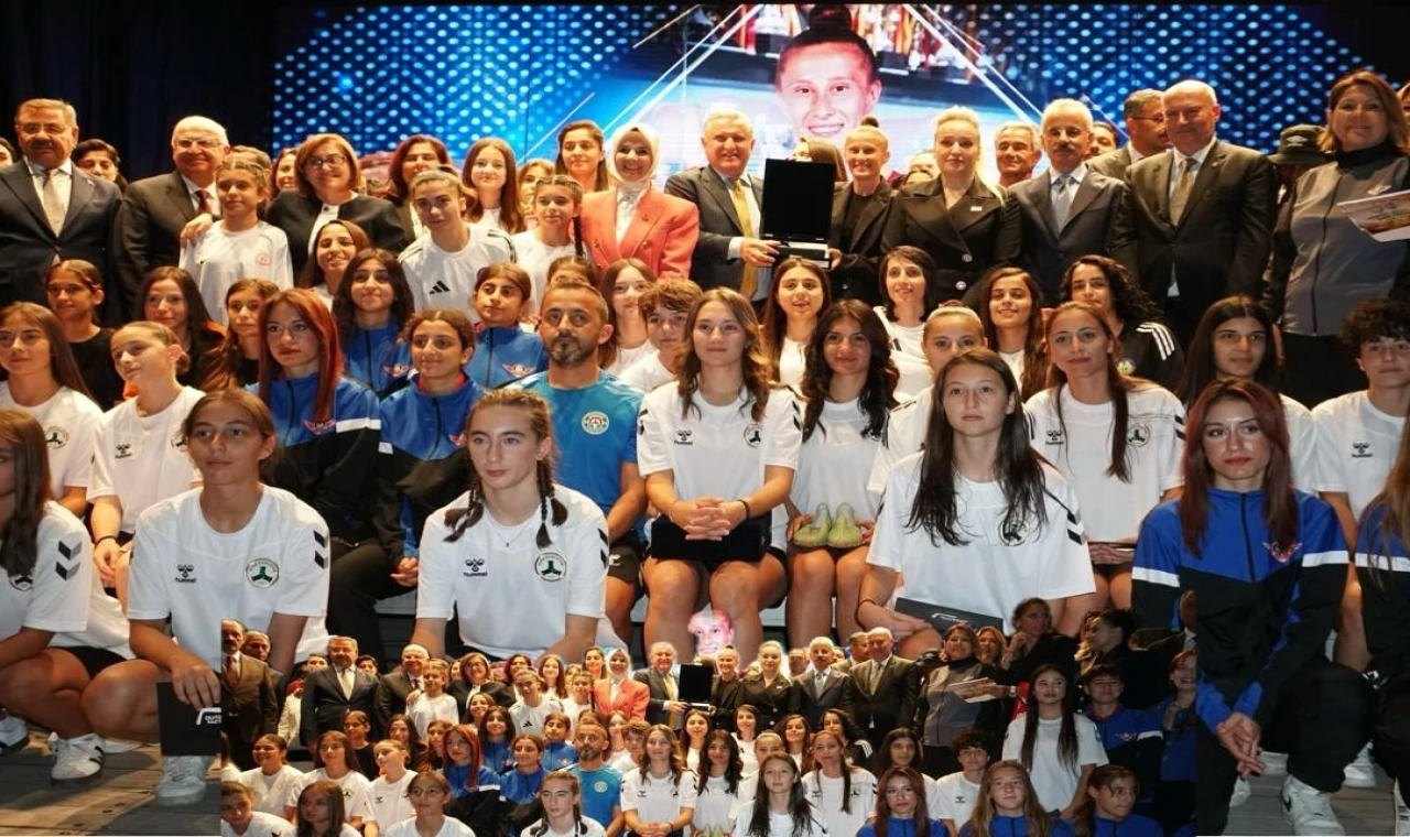 II. Kristal Ayaklar’da futbolun kraliçeleri ödüllendirildi