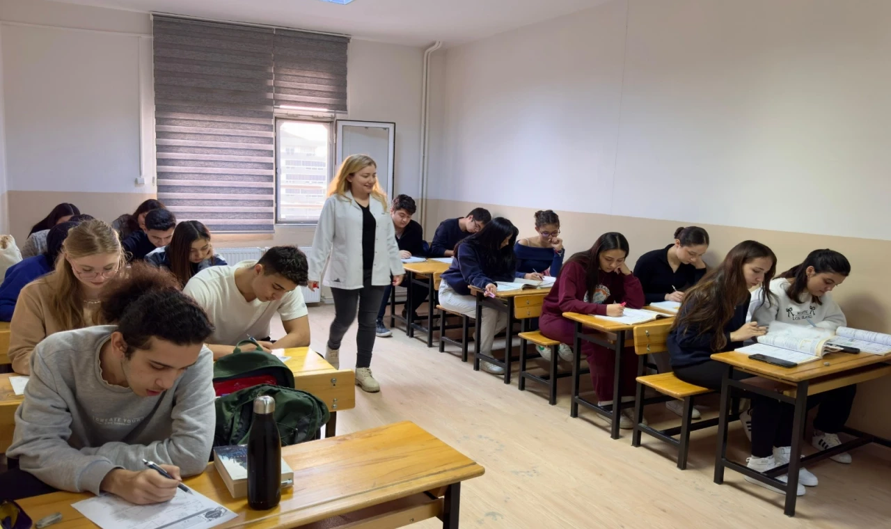 İzmir Çiğli’de mezun öğrencilere YKS hazırlık desteği