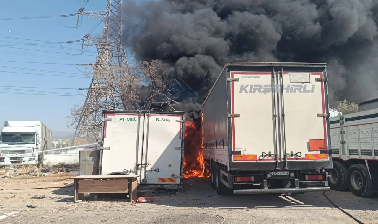 İzmir İtfaiyesi’nden konteyner yangınına müdahale