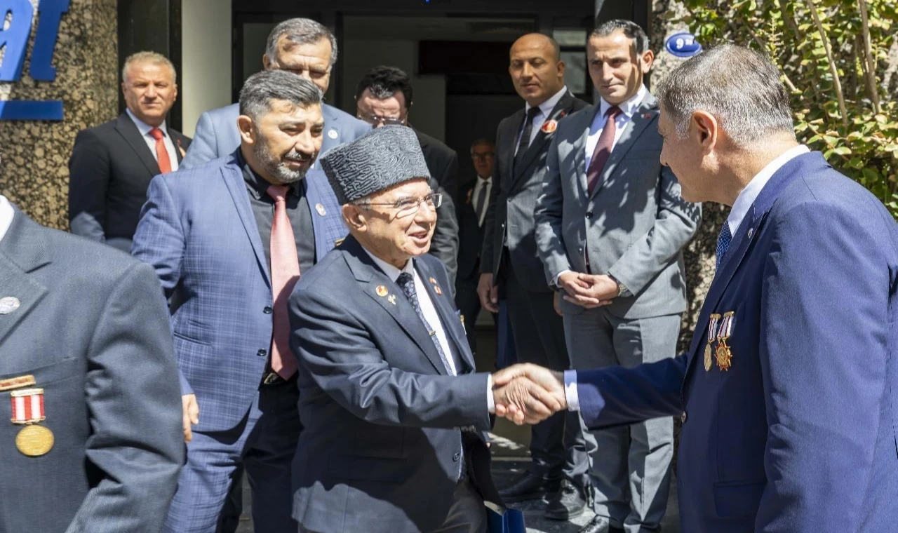 İzmir’de Başkan Tugay babasının madalyaları ile gazileri ağırladı
