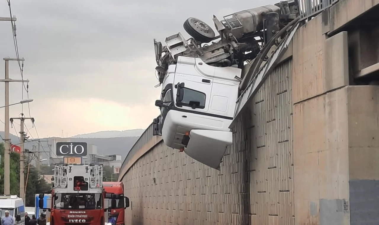 İzmir’de viyadükte asılı kalan tır şoförü kurtarıldı
