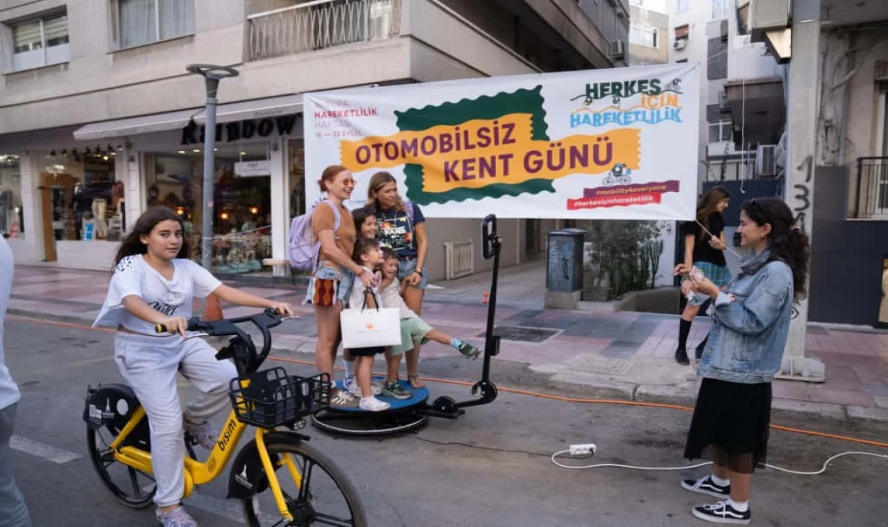 İzmir’de yayalardan ’Otomobilsiz Kent Günü’ keyfi