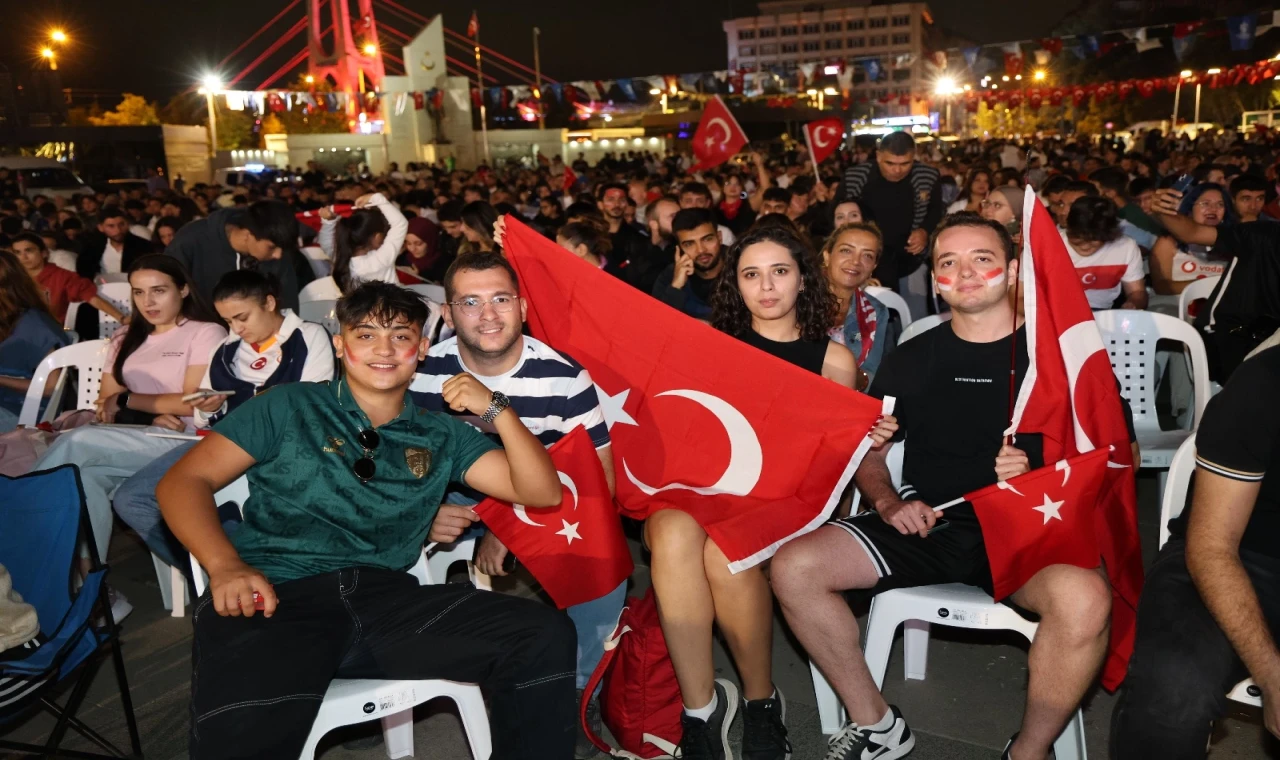 Kocaeli Kent Meydanı’nda yer gök kırmızı-beyaz