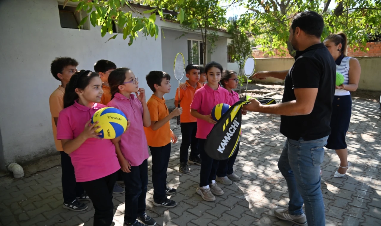 Manisa’da öğrencilere spor malzeme desteği