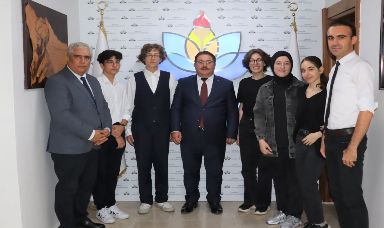 Sakarya’da Fen Lisesi öğrencilerinden TEKNOFEST öncesi Milli Eğitim’e ziyaret