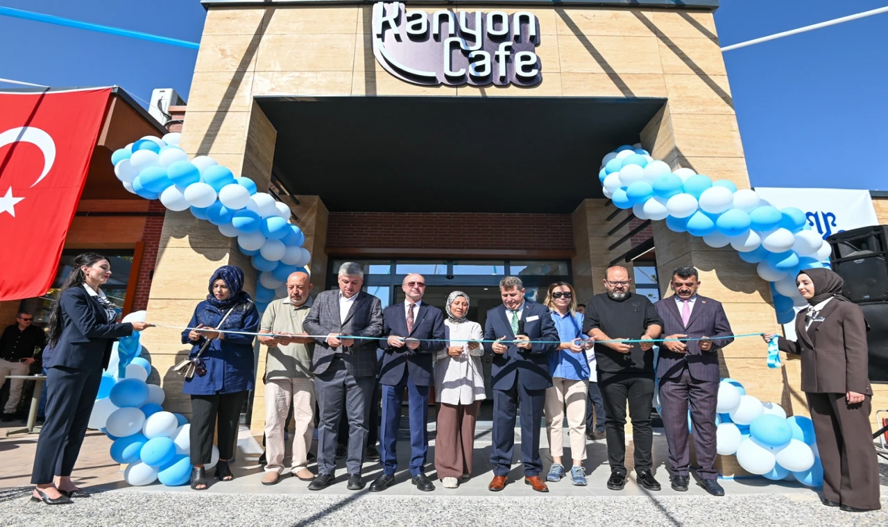 Selçuklu’da doğa ve mimarinin buluştuğu ’Kanyon Cafe’ açıldı