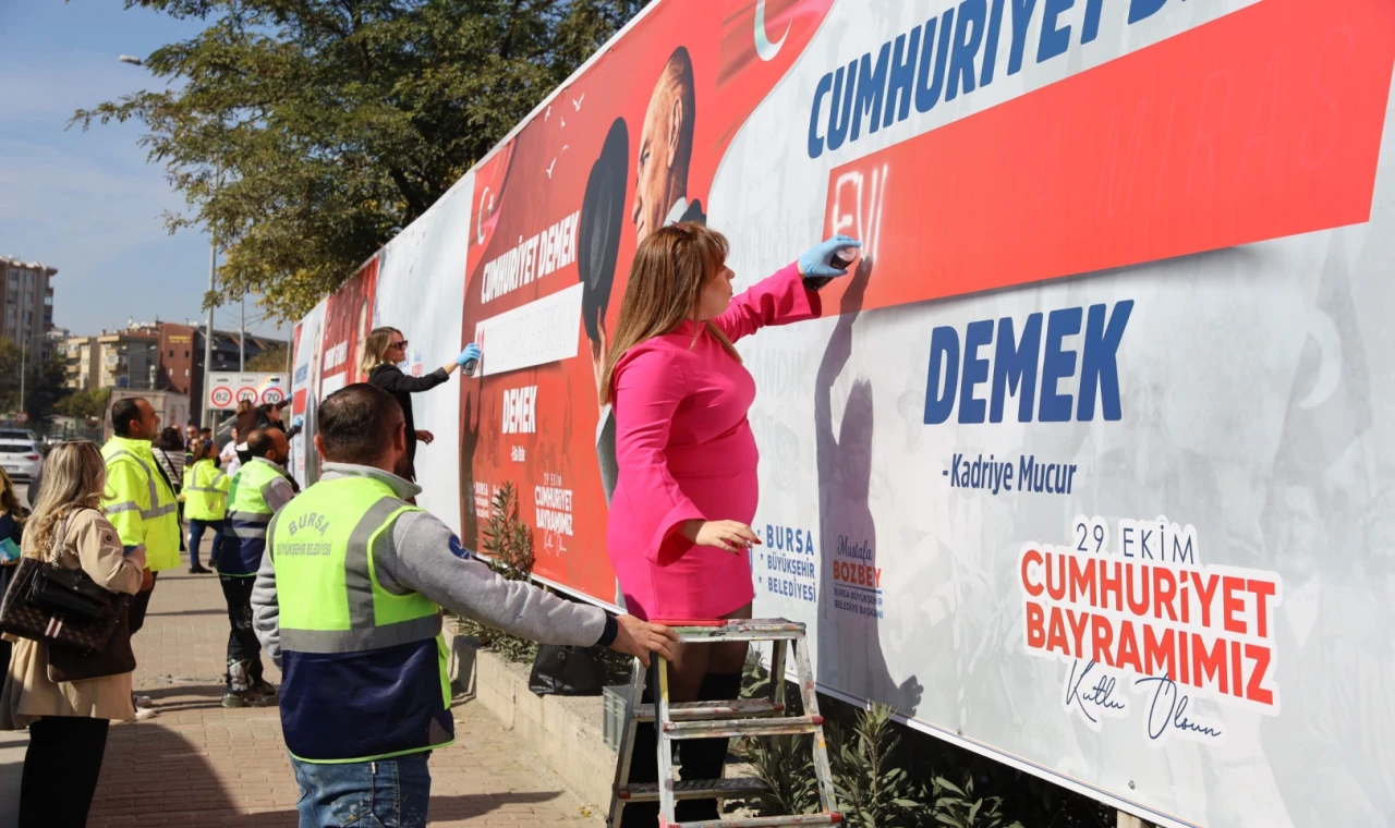 Bursa Büyükşehir’in ’Cumhuriyet demek’ sokaklara taşındı