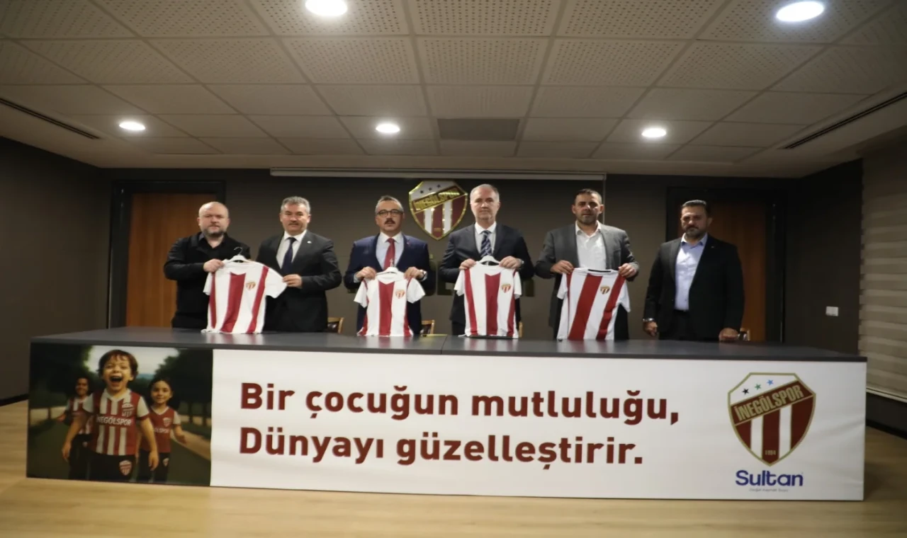 Bursa İnegöl’den 60 bin öğrenciye forma ve eşofman kampanyası