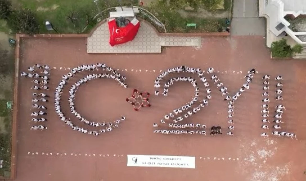 Bursa’da liselilerden 102. Yıl koreografisi