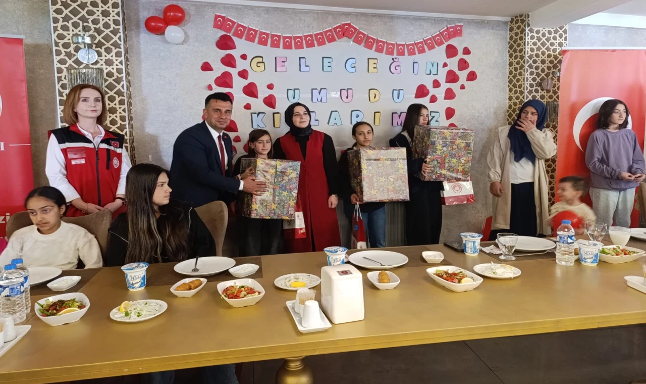 Erzurum’da ’Geleceğin Umudu Kızlarımız’ ile kız çocuklarına destek