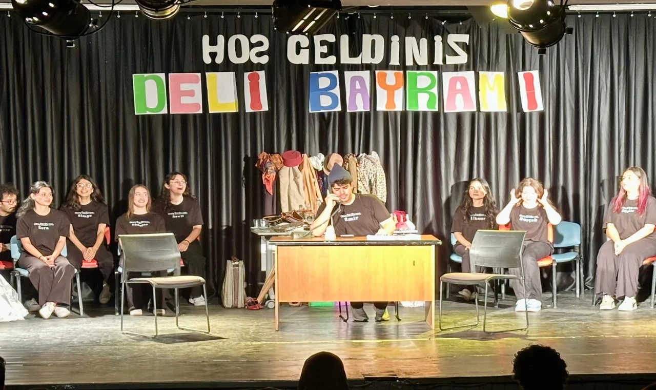 Genç İzmir’den tiyatroseverlere ’Deli Bayramı’ oyunu