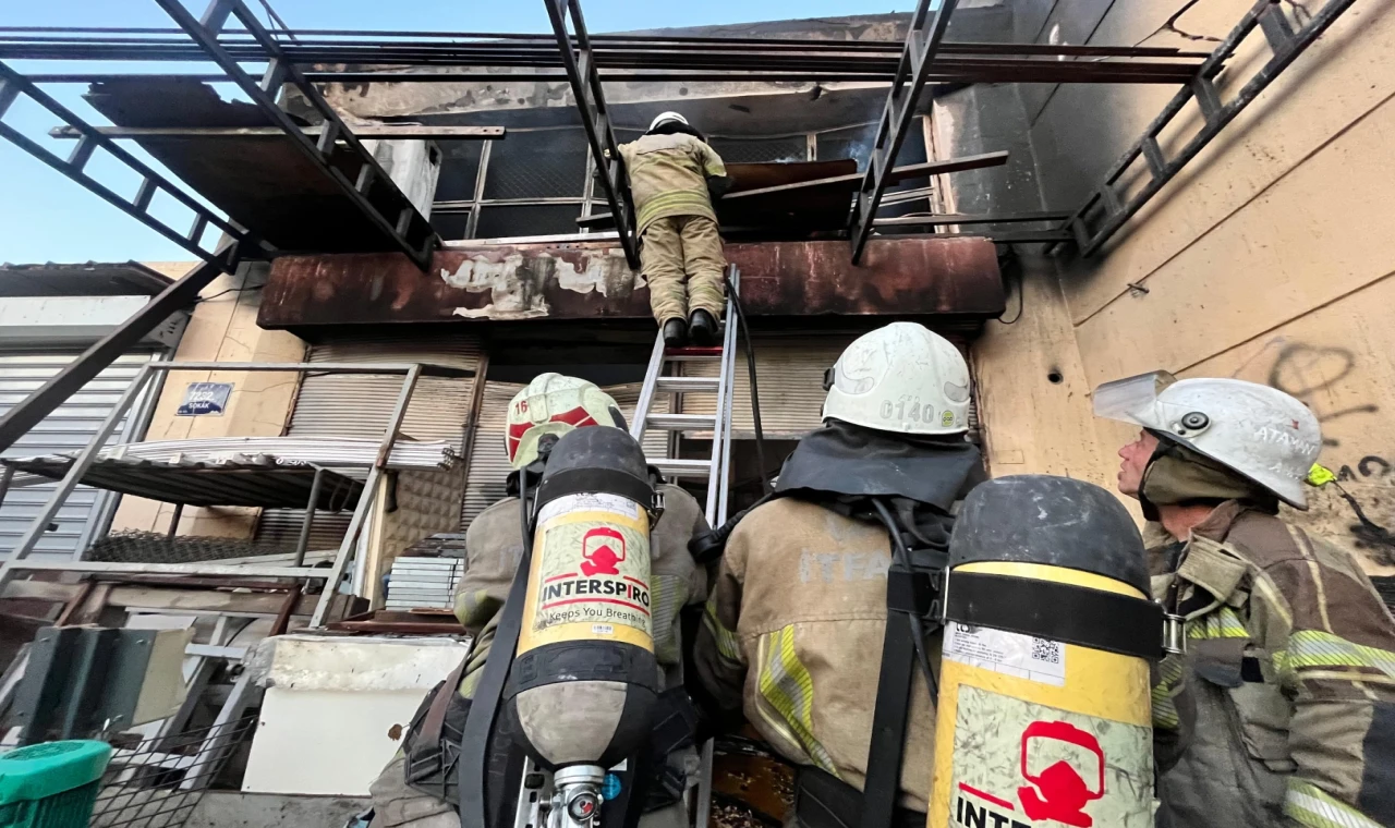 İzmir İtfaiyesi, Bornova’daki iş yeri yangınını kontrol altına aldı