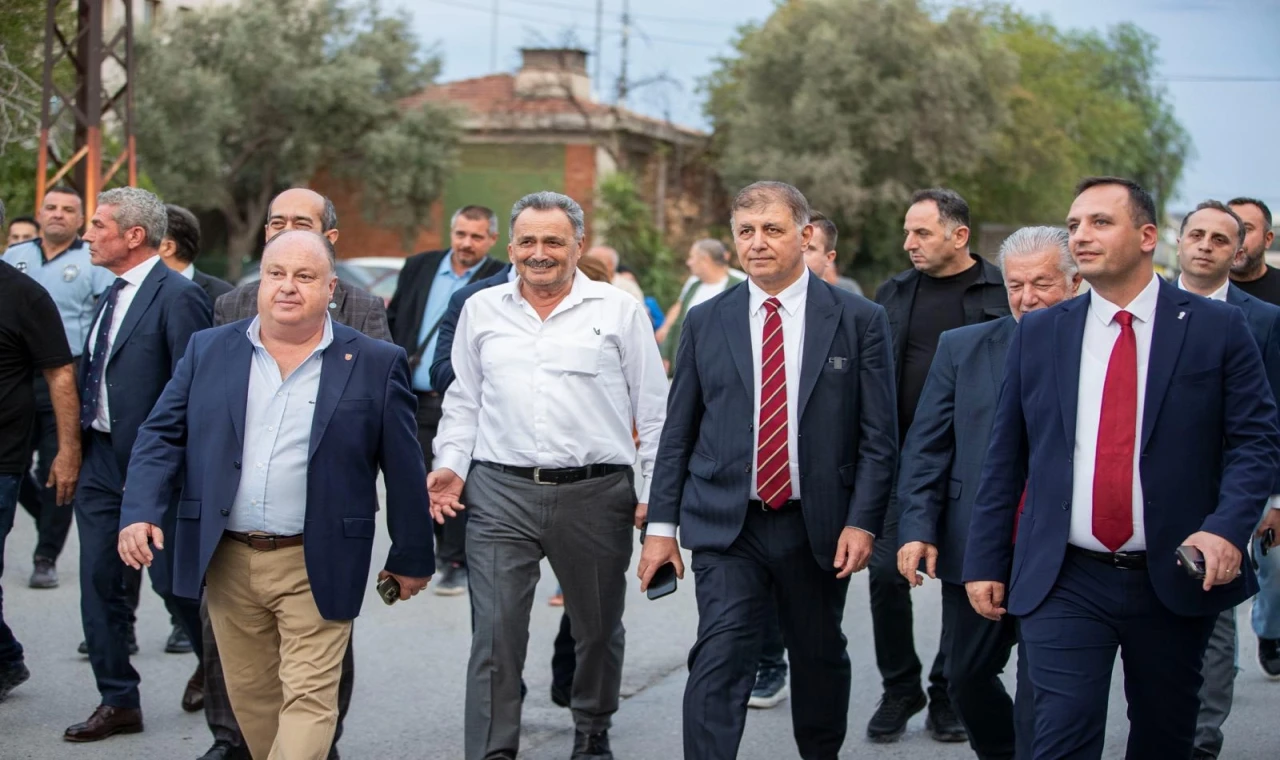 İzmir’de Başkan Tugay’dan ayakkabıcılara ziyaret