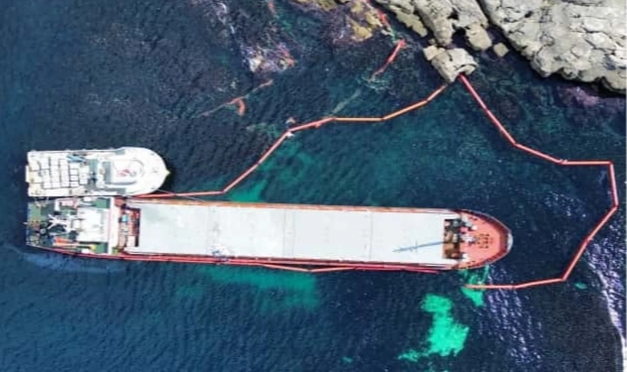Karadeniz’de nefes kesen operasyon... Karaya oturan gemideki yakıt güvenle tahliye edildi!