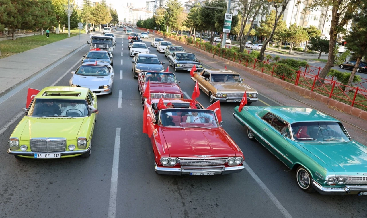 Kayseri Talas’tan klasik araçlarla Cumhuriyet coşkusu