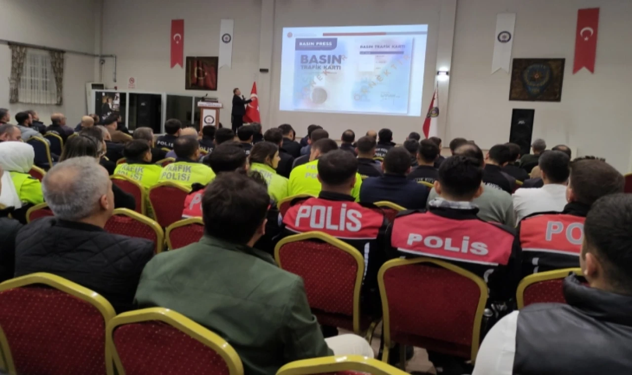 Konya’da emniyet mensuplarına ’Basın Kartı’ bilgilendirmesi