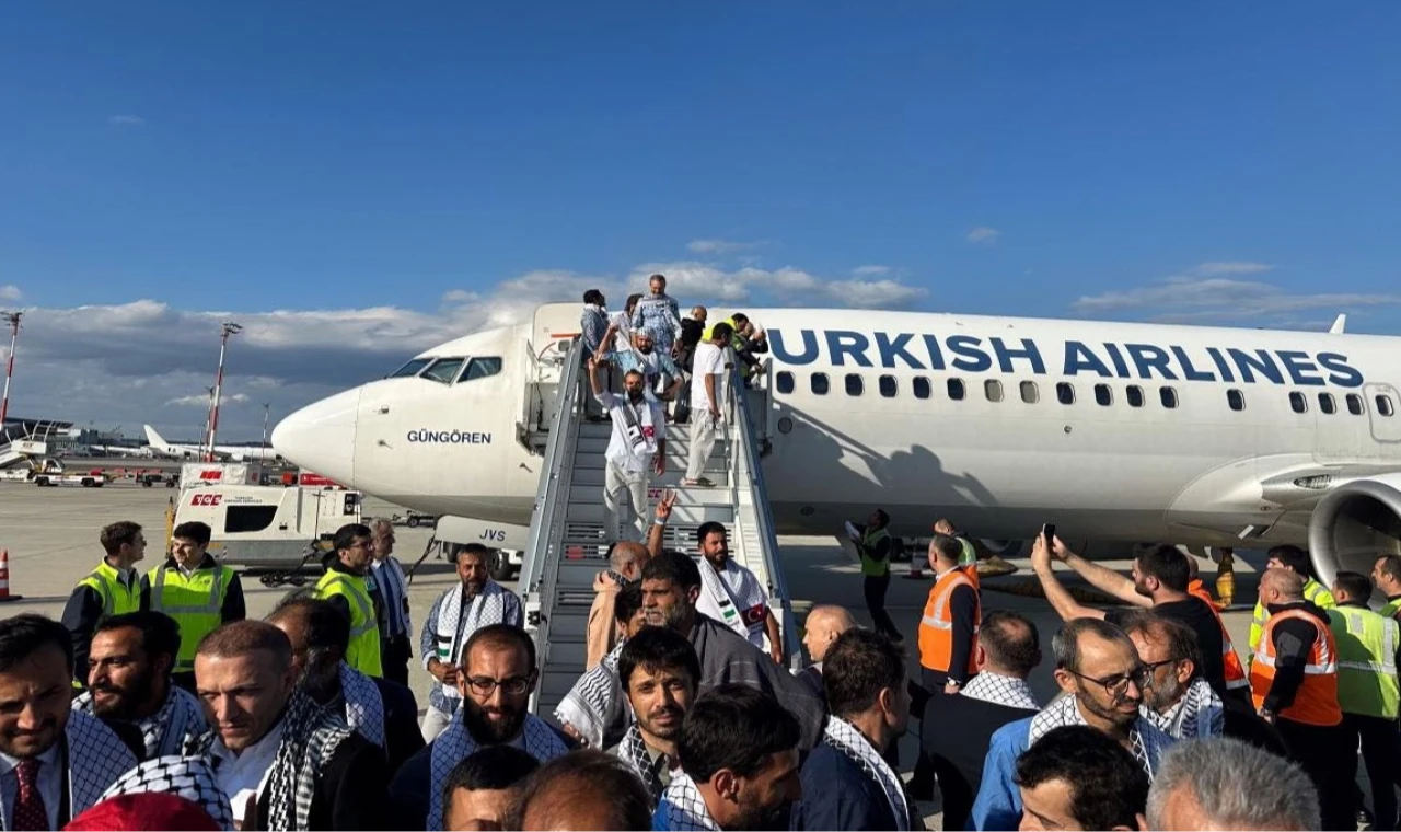 Küresel Sumud Filosu aktivistleri İstanbul’a döndü! Bakanlardan ’hoş geldiniz’ mesajı