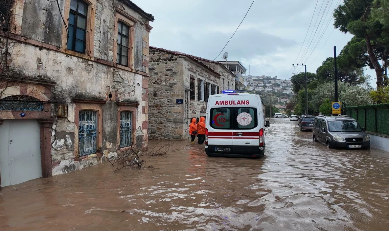 Kuvvetli yağış uyarısı! Foça’da bir kişi kayıp!