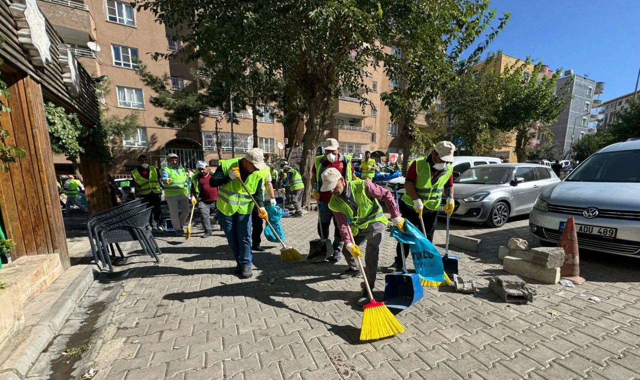 Mardin Artuklu’da temizlik seferberliği... Eşbaşkan Amak sokakları süpürdü