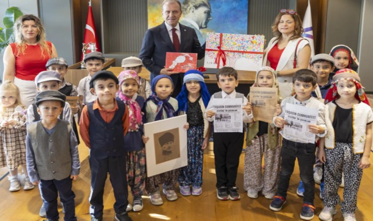 Mersin’de miniklerden Cumhuriyet coşkusu