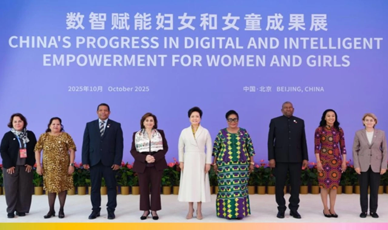 Peng Liyuan’dan kadınlar ve kız çocukları için teknoloji çağrısı