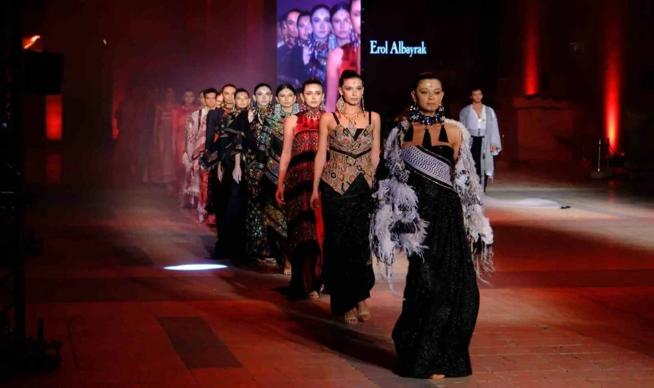 Şanlıurfa’nın pamuğu moda ile buluştu... Modacı Erol Albayrak’tan Urfa’da muhteşem defile