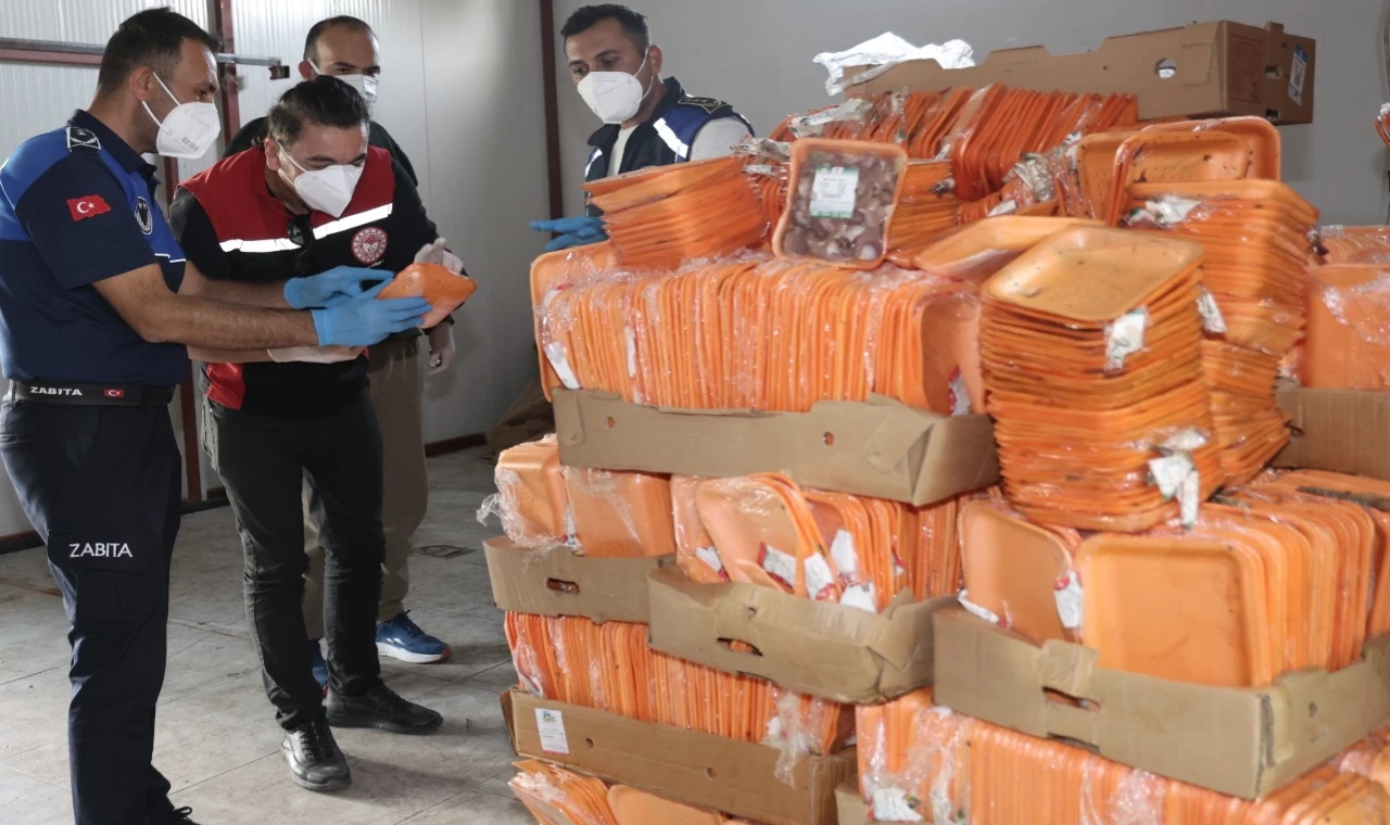 Antalya’da 25 ton tarihi geçmiş tavuk imha edildi