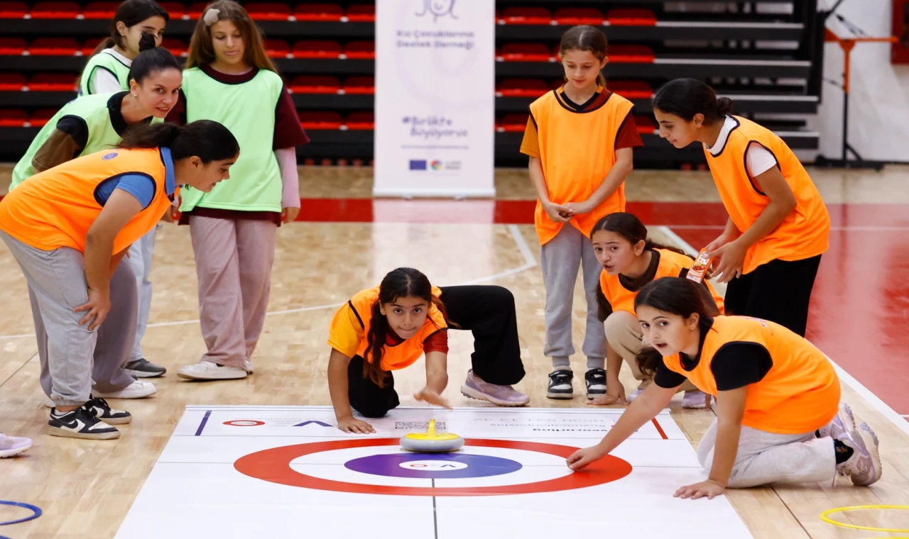Antalya’da kız çocukları ’Floor Curling’ ile tanışıyor