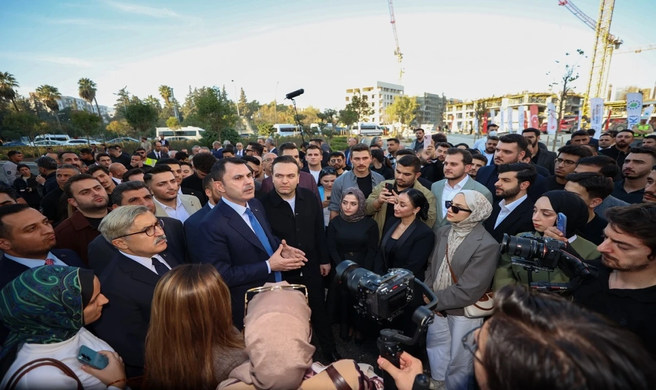 Bakan Kurum gençlerle afet bölgesindeki ’Asrın İnşası’ seferberliğini gezdi